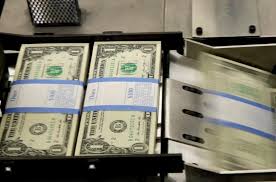 Dólar renova máxima histórica e fecha a R$ 5,99 após pacote fiscal e isenção do IR; bolsa afunda