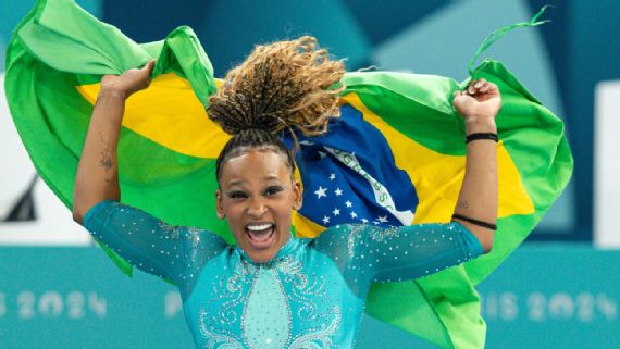 Rebeca Andrade comemora a medalha de ouro nos Jogos Olímpicos