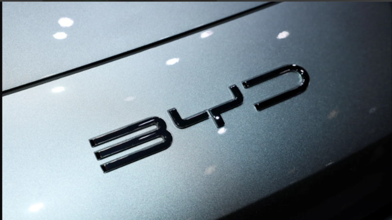 Logo da BYD durante feira automotiva em Genebra